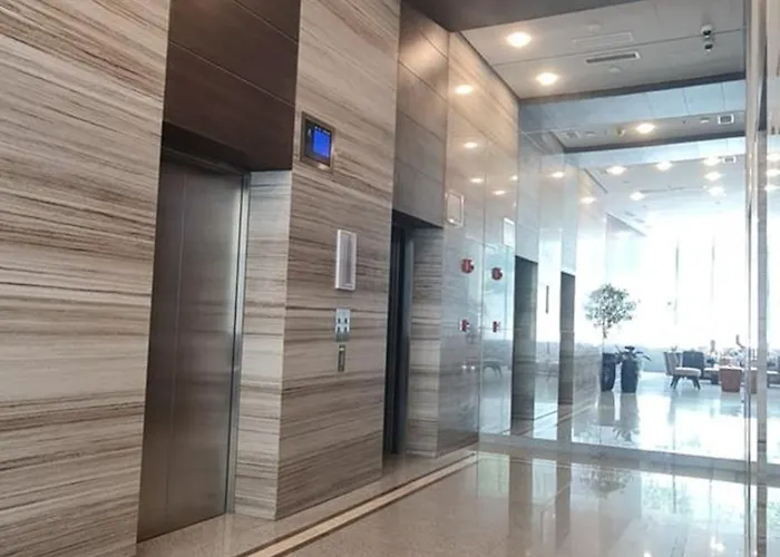 Apartment 38 Park Ave 2707 *